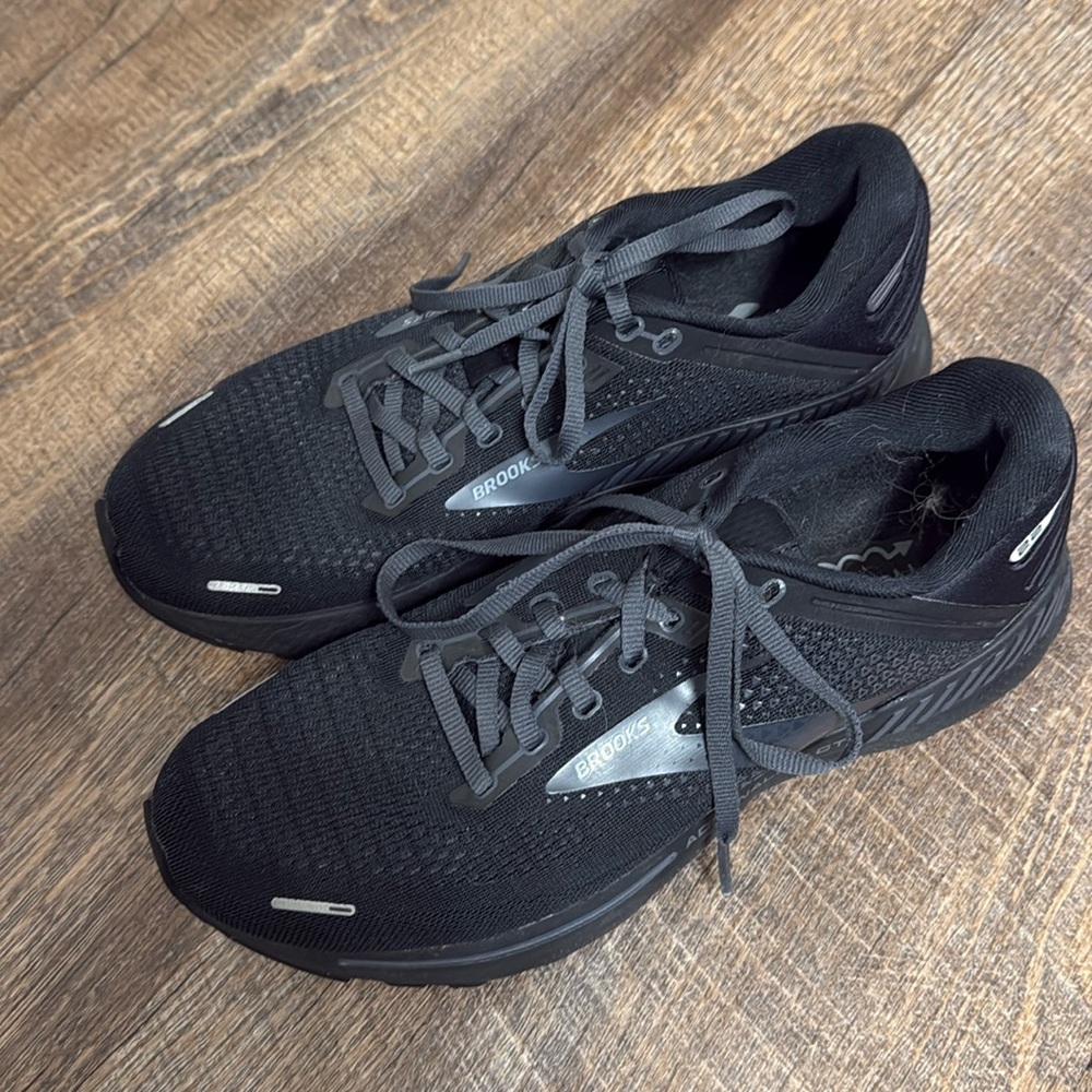 Brooks Adrenaline shoes. Mens size 8.5